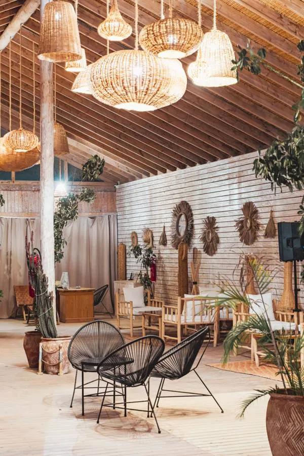 Soirée au salon sous les lampes en osier