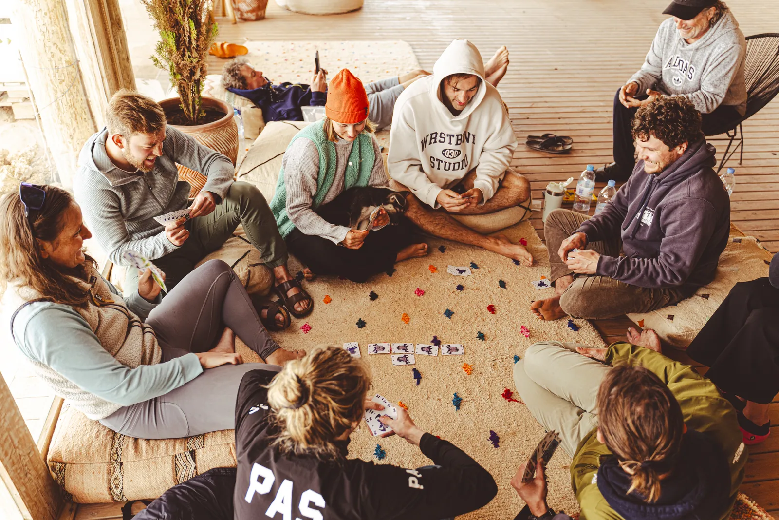 Partie de cartes entre riders au salon du camp Desert Sands Dakhla